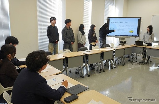 企業関係者へプレゼンテーションをする学生