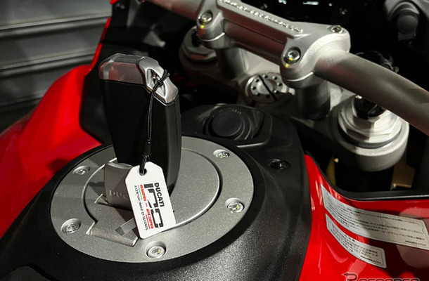 トリコローレを刻印した100周年記念デザインのチャーム