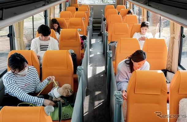 ワンちゃん同士けんかしないように互い違いに設置された座席、各座席のロールスクリーンでプライベート空間を演出