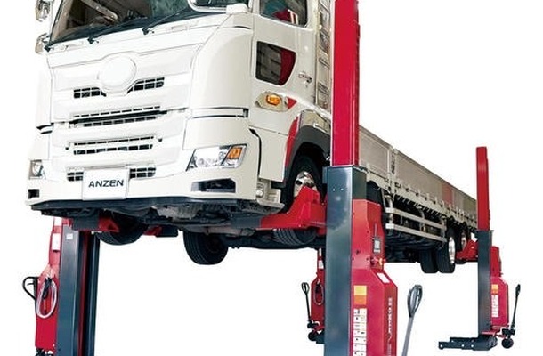 高さ調整機能やメカニカルロック機構、下降時一旦停止機能など、安全機能も充実のモバイルコラムリフト