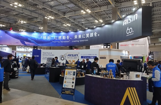 部品メーカーから整備工場の“伴走者”へー。アイシンが初披露した「新型故障診断機」と「Amazonとの連携サービス」…IAAE2026