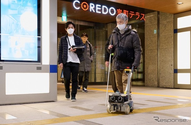 盲導犬の役割を担い、安全な道を案内する安心同行支援型ナビゲーションロボット