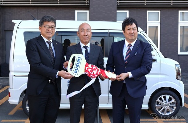 スズキ『エブリイワゴン』を袋井警察署管内防犯協会へ寄贈
