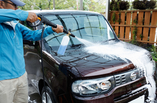 「バリアブル泡ノズル」＆「撥水剤入りカーシャンプー」を使えば、洗車機のような泡を吹き付けられる！