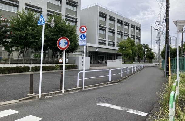 狭い道！ 都道423号：背後は世田谷区立世田谷中学校