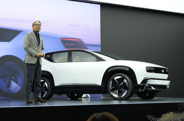 ホンダ 三部敏宏社長と開発中止となったEV「Honda 0 SUV」（写真はジャパンモビリティショー2025）