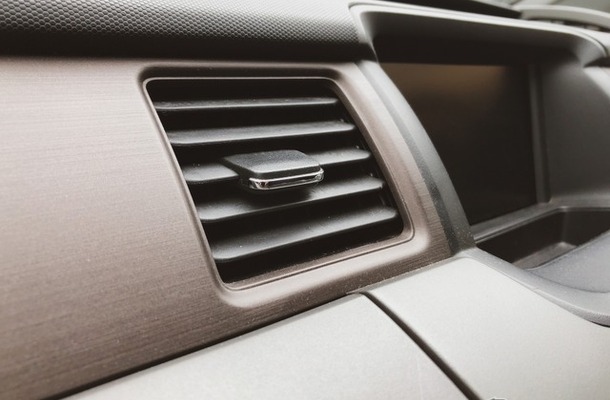 車のエアコン臭は夏前対策がカギ！ エバポレーター清掃で快適ドライブを取り戻す～Weeklyメンテナンス～