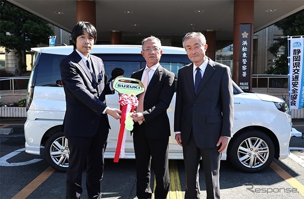 スズキが静岡県交通安全協会浜松東地区支部にマイク・アンプ・スピーカーを搭載した交通安全指導車「ソリオ HYBRID MX」1台を寄贈