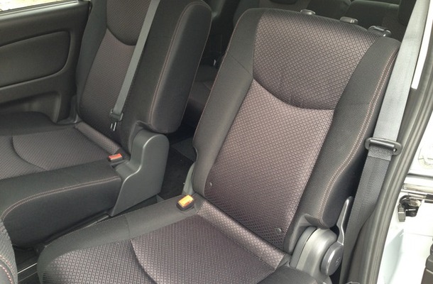 クルマの布シート、見えない汚れをDIYで一掃！ 専用クリーナーで車内がここまで変わる～Weeklyメンテナンス～