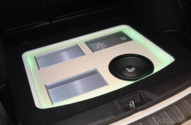 「外部パワーアンプ」が搭載されたオーディオカーの一例（製作ショップ:イースト＜大阪府＞）。