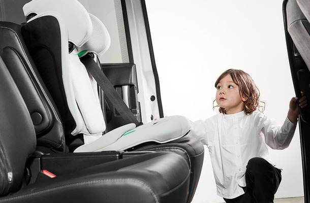 R129適合ジュニアシート「エールべべ・スット」