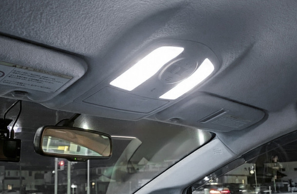 クラフトワークスの『プリウス』30系専用LEDルームランプ