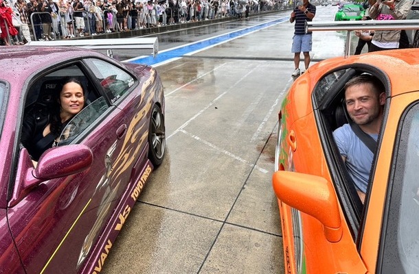 人気カーアクションシリーズ「ワイルド・スピード」(役名:レティ)と故ポールの弟「Cody Walker」が、映画車両のレプリカで登場! (2025年)
