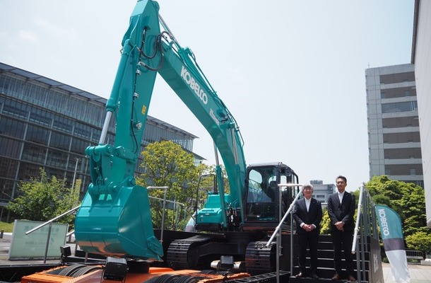 階段向かって左が山本社長、右が開発責任者の技術開発本部、新事業推進部の担当、山下耕治執行役員