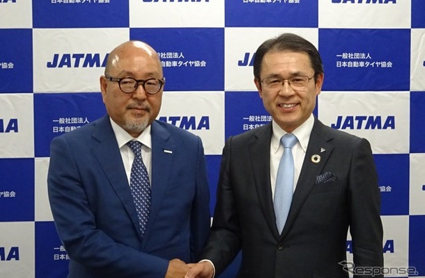 清水会長（左側）と山本前会長（右側）
