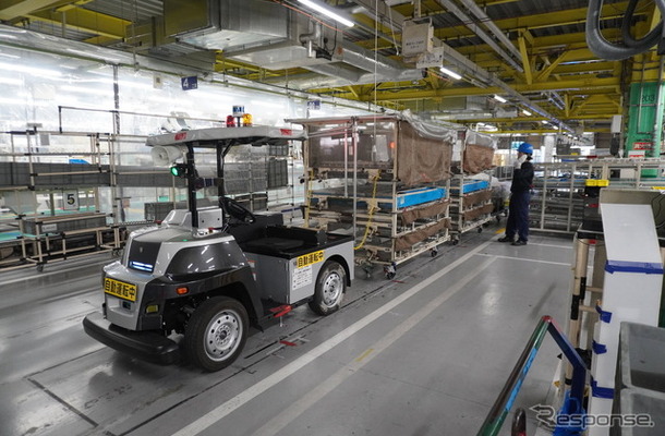 スペースの限られた工場内通路を進む自動搬送サービス「eve auto（イヴ・オート）」