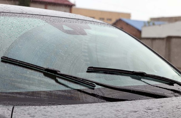 「雨が降らなければ使わないから」と、ついつい点検を後回しにされがちな「ワイパー」ですが、雨天時の視界不良は交通事故の大きな原因の一つ