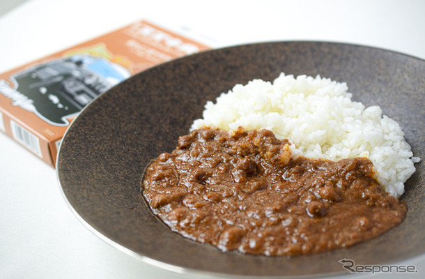 スズキが鳥善と共同開発したインドベジタリアンレトルトカレー。写真は、ジムニーのパッケージの「茶ひよこ豆マサラ」