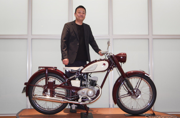 ヤマハ発動機 ブランド統括部の北條雅也統括部長と、ヤマハモーターサイクルの原点『YA-1』