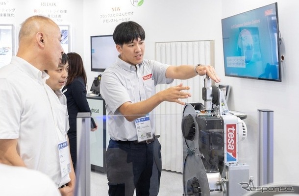 人とくるまのテクノロジー展2026横浜展で穴塞ぎシステムを説明する様子