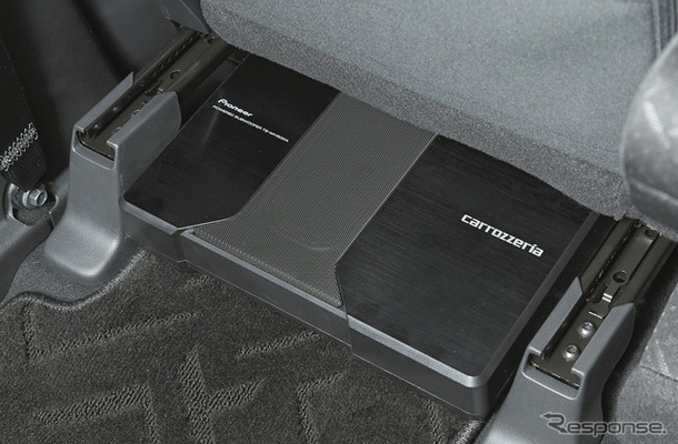 「小型・薄型のパワードサブウーファー」の設置例（カロッツェリア・TS-WH500A）。