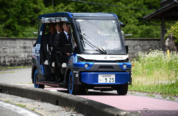 関係者を乗せて走る「奥永源寺けい流カー」