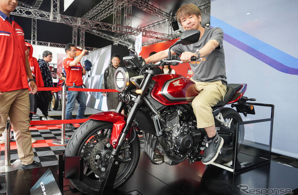 ホンダ CB400スーパーフォア 新型のエンジン始動＆Eクラッチ操作を体験（鈴鹿8耐2026）