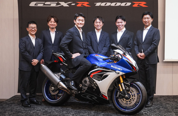 新型スズキ『GSX-R1000R』と開発メンバー。車両に跨るのがチーフエンジニア東郷隼也さん