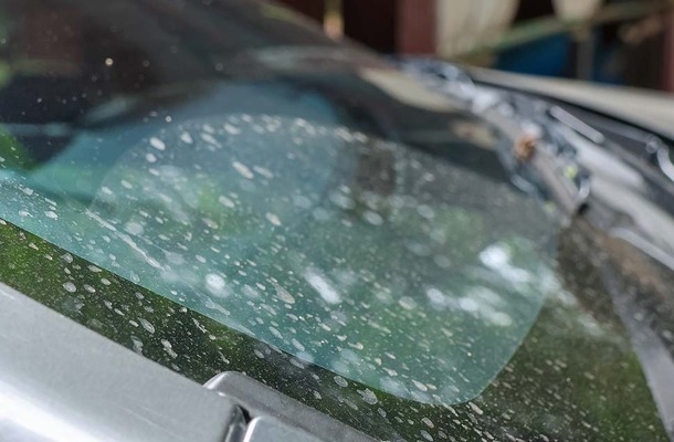 洗車を少しサボったら「白いウロコ汚れ」「黒い筋」などが残る…車の水アカを落とす正しい方法とは？　デメリットと注意点を知る