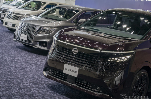 日産 エルグランド 新型（右）と歴代モデル