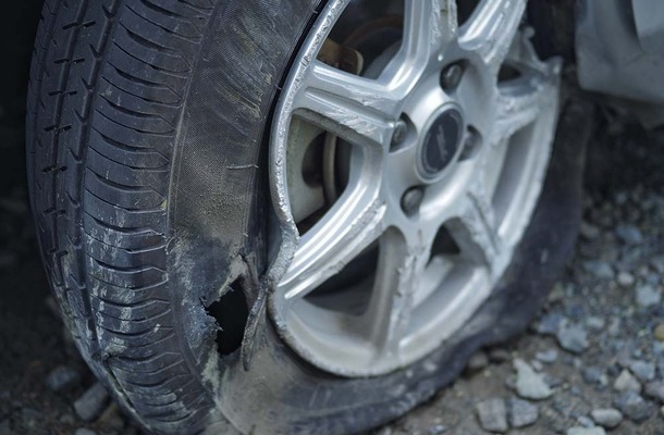 真夏の高速道路走行、タイヤ「バースト」要注意！…愛車のタイヤ点検いつしましたか？　タイヤトラブルが増加