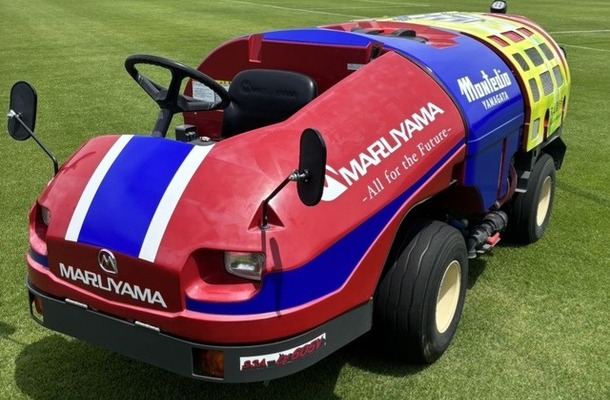2026/27シーズンデザインの散水車