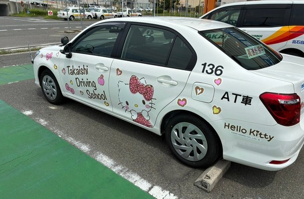 ハローキティデザインのラッピング教習車が完成