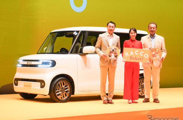 BYD ラッコのCMキャラクターをつとめる女優の広瀬アリスさん（中央）