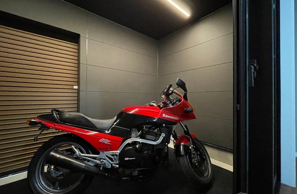 「NAPS HOME」バイクガレージ付き住宅（上大岡Ⅱ B号棟）×「GPZ900R」