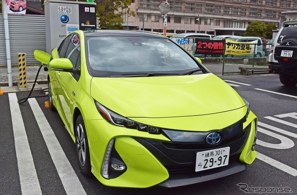 トヨタ プリウスPHV 新型で650kmを走行し、エネルギー効率を検証。写真は神奈川・相模原の三菱自動車ディーラーにて最後の急速充電をおこなっているところ。