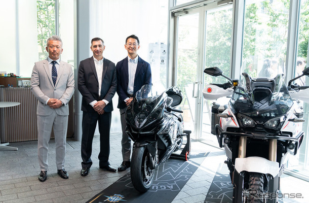 MVアグスタ「Motorcycle Art Gallery」が開催。写真左がオートグローバルコシダ外山和也社長
