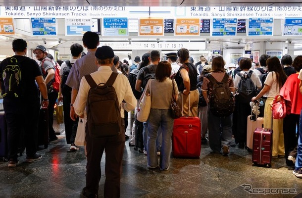 混雑する東京駅の新幹線のりば