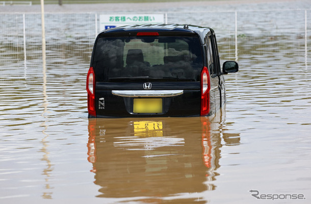 千葉県の豪雨で冠水した車両