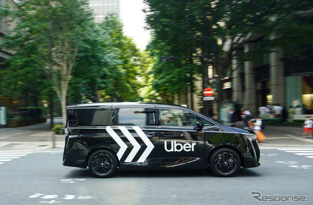 東京・丸の内を走る「Uberプレミアム」車両の新型日産『エルグランド』