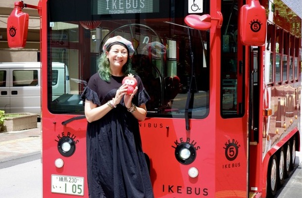 まちなか交流バス「IKEBUS」とクリステル・チアリ氏