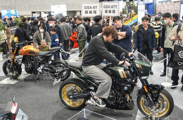 写真は大阪モーターサイクルショー2026のスズキブース