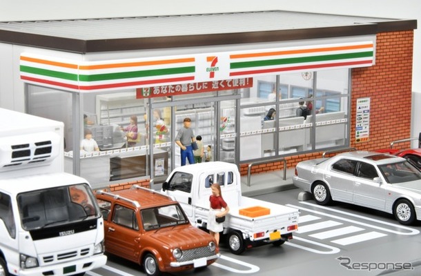 駐車場エリアには、愛車（ミニカー）を置いて情景再現を楽しめる　(C) TOMY