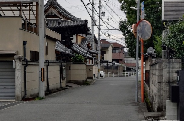 道幅の狭い「生活道路」の法定速度、9月1日から30km/hに制限（写真はイメージ）