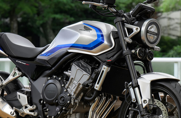 ホンダ CB400 SUPER FOUR E-Clutch（ウルフシルバーメタリック）