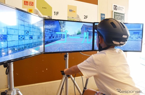 自転車シミュレーターを体験する様子