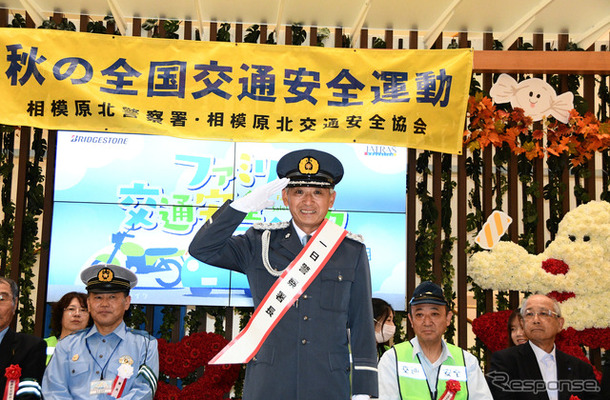 敬礼をする片山右京氏
