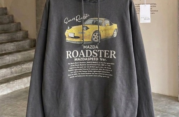 初代ロードスターのグラフィックの入ったヴィンテージライクなピグメント加工パーカー