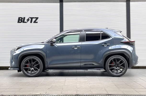 ブリッツ DAMPER ZZ-R　ヤリスクロスハイブリッドGRスポーツ装着例（基準車高：フロント 31mmダウン / リア 30mmダウン）