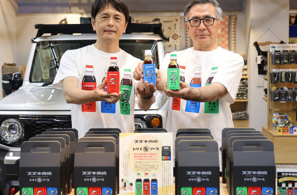 「スズキオリジナルデザイン トリイソース3本セット」を紹介する鳥居食品の鳥居大資社長（左）、スズキ鈴木俊宏社長（右）